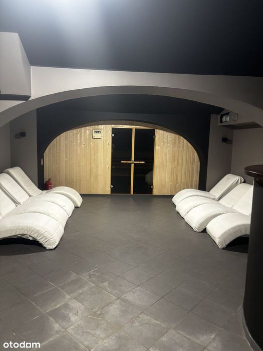 Centrum SPA - sauny , jacuzzi , gabinety masażu .