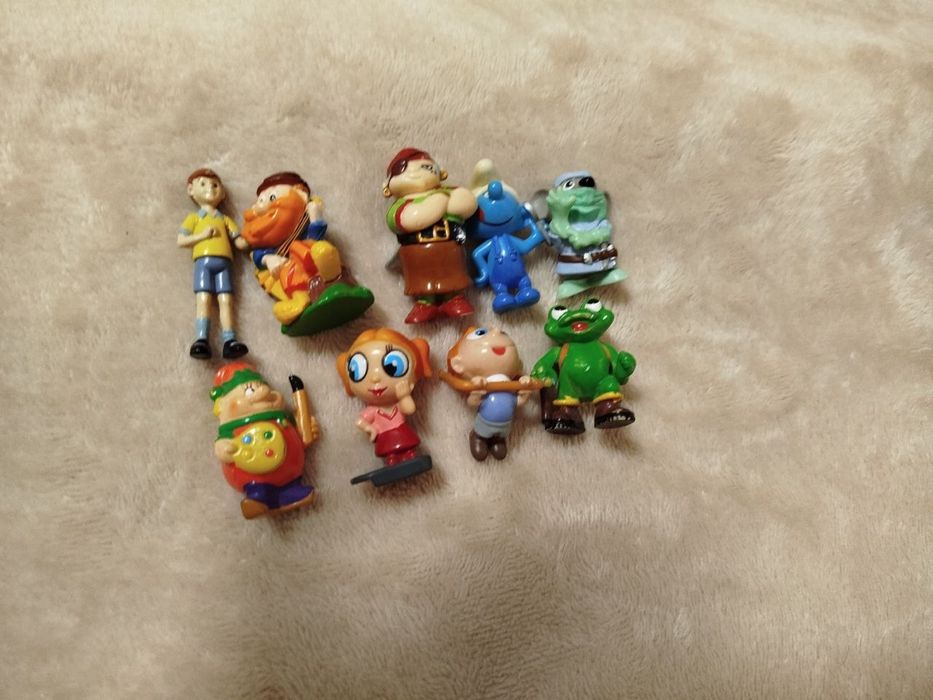 Різні колекційні фігурки Kinder