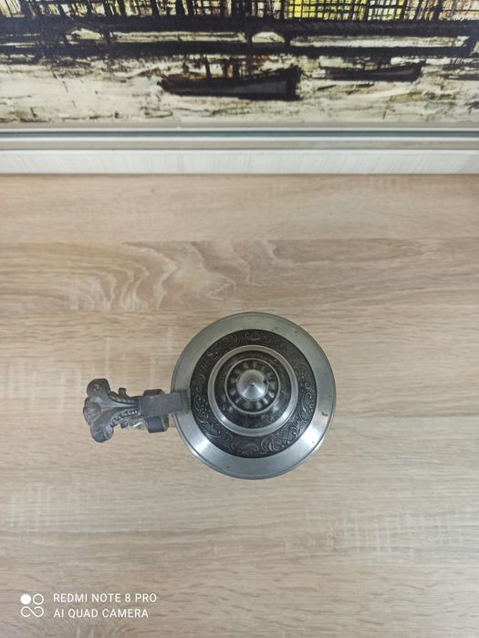 Kufel do piwa z metalową pokrywą – styl retro