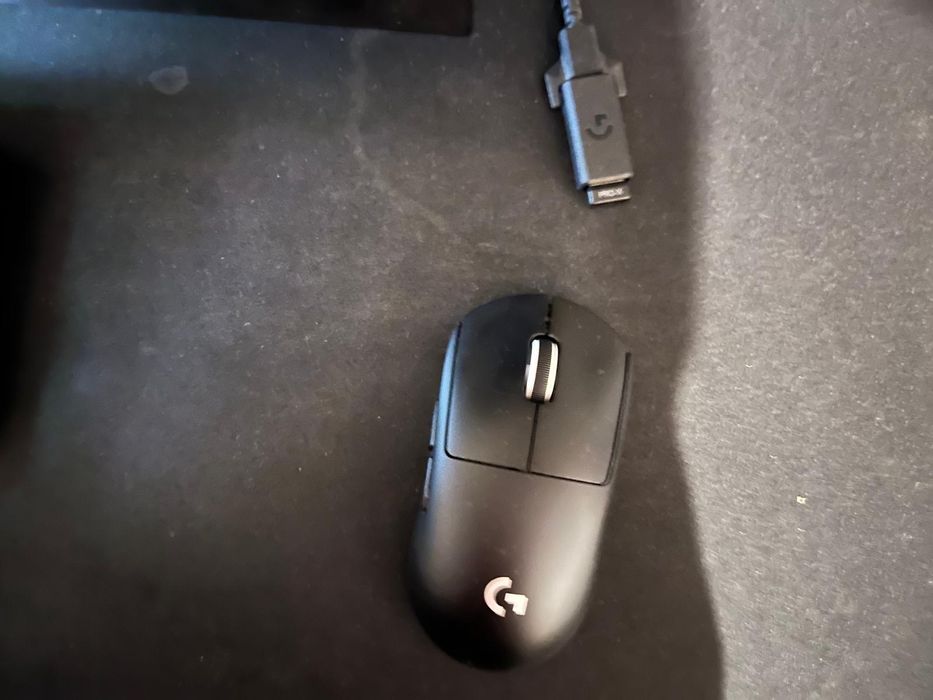 Computador com monitores, teclados e ratos