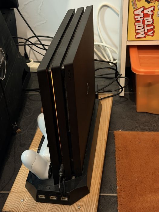 PS4 PRO 1TB + Base de ventilacao e carregamento de comandos