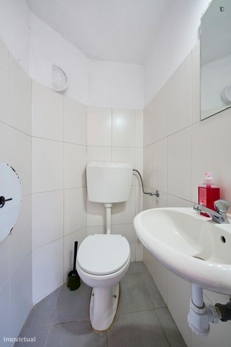Quarto - localizado em Alameda Lisbon