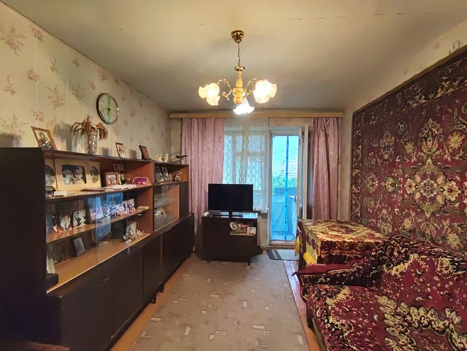 Продається невеличка трикімнатна квартира на масиві. 37500$