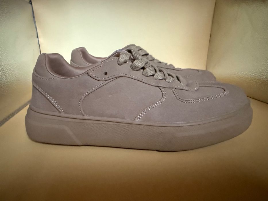 Кросівки в ідеальному стані