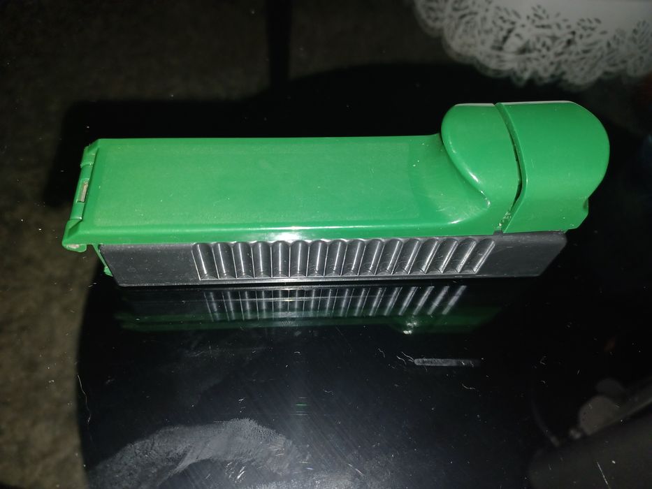 Maquina de encher tubos de cigarros e tubos