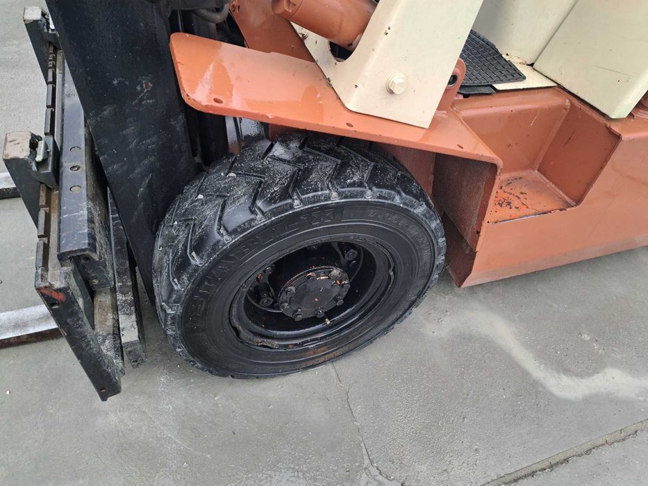 Wózek widłowy Nissan 2,5 tony przesuw gaz