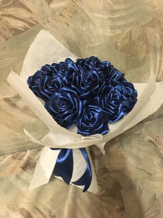 Букет атласних троянд