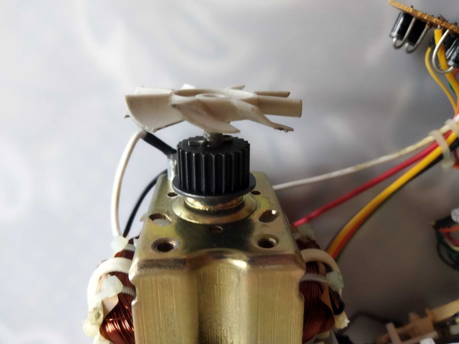 Кухонный комбайн CLATRONIC KM2717 700W (запчасти).