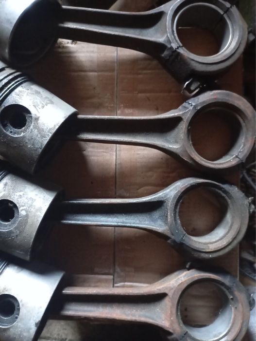 Шатуни з поршнями трактора ЮМЗ