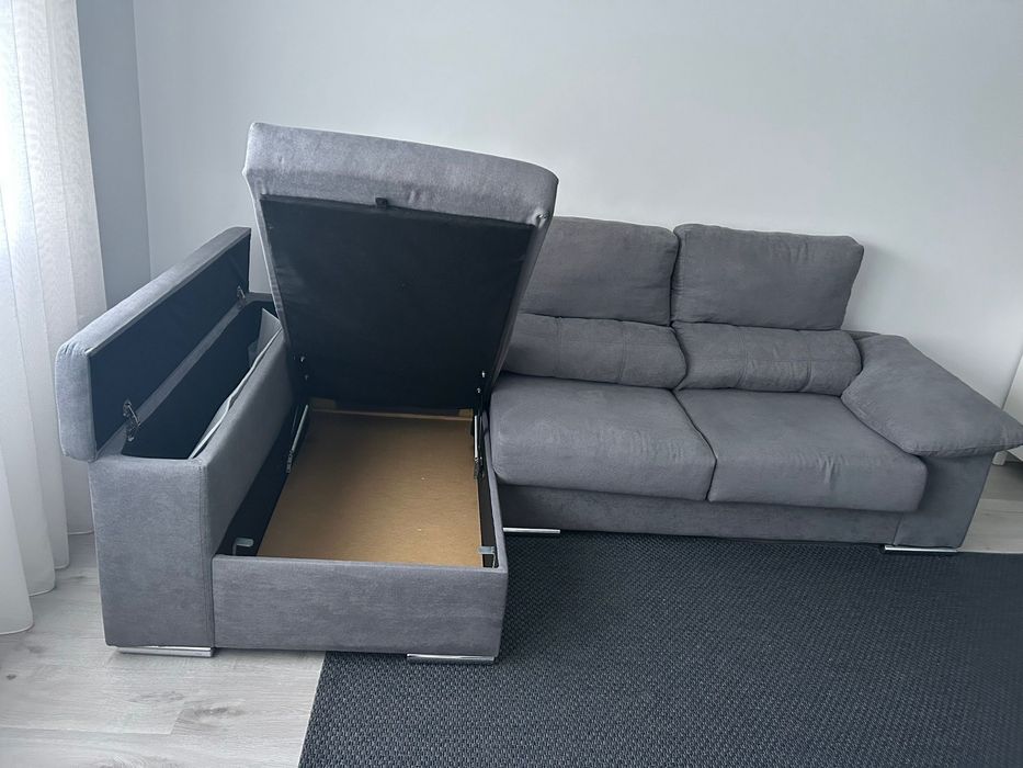 Sofá com chaise longue e arrumação