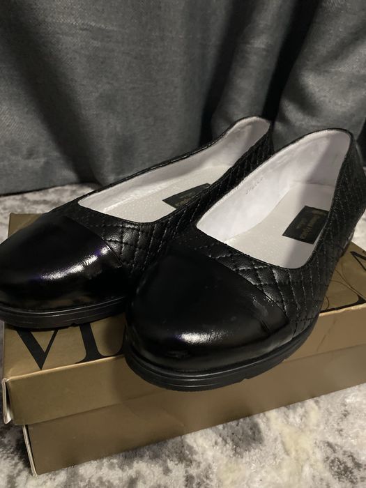 Продам взуття.Натуральна шкіра в гарному стані