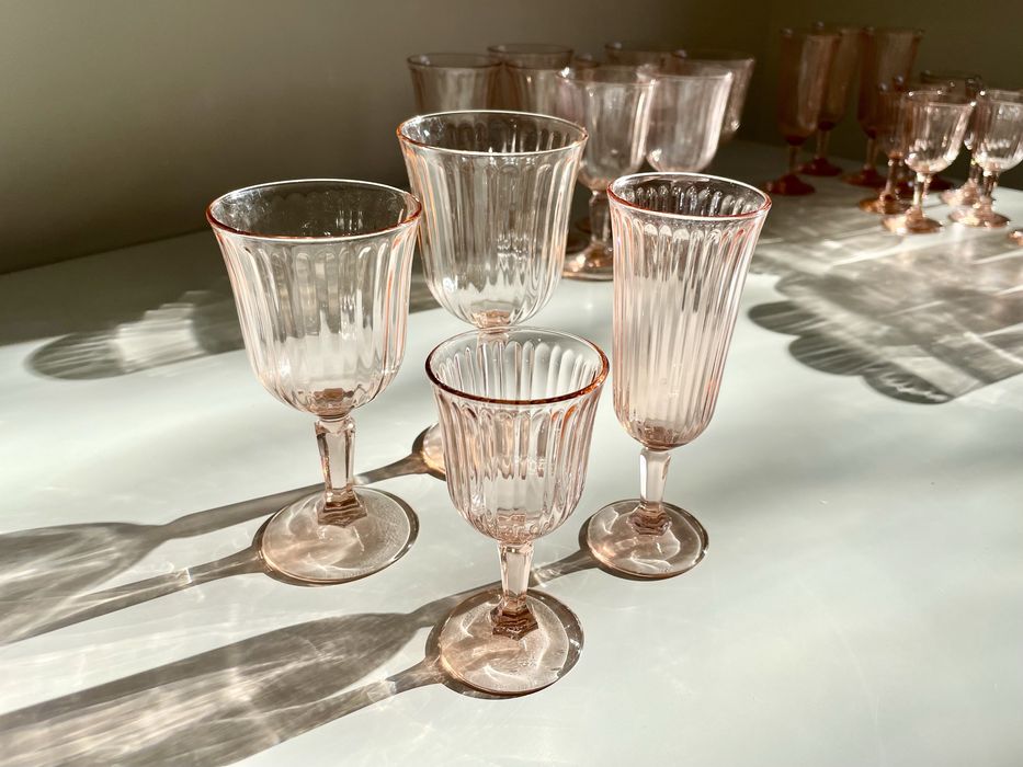 Conjunto de 36 copos antigos em vidro rosado – elegância vintage