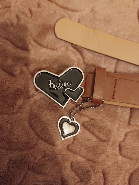 Brązowy pasek z serduszkami