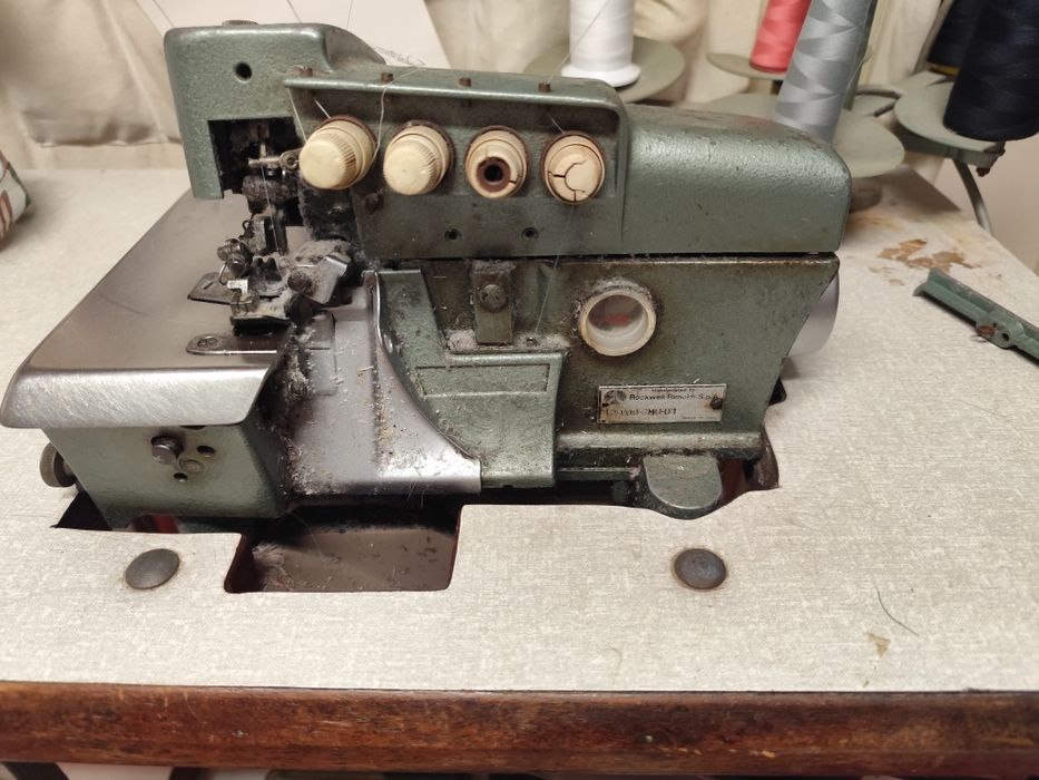 Máquina de costura ponto preso e corti e cose