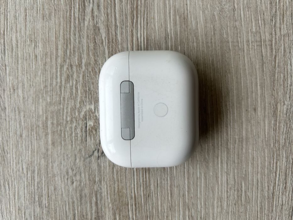 Кейс і правий навушник Airpods 3