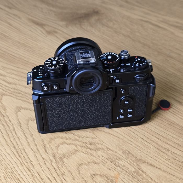 Nikon ZF + 40mm f2 + Punho