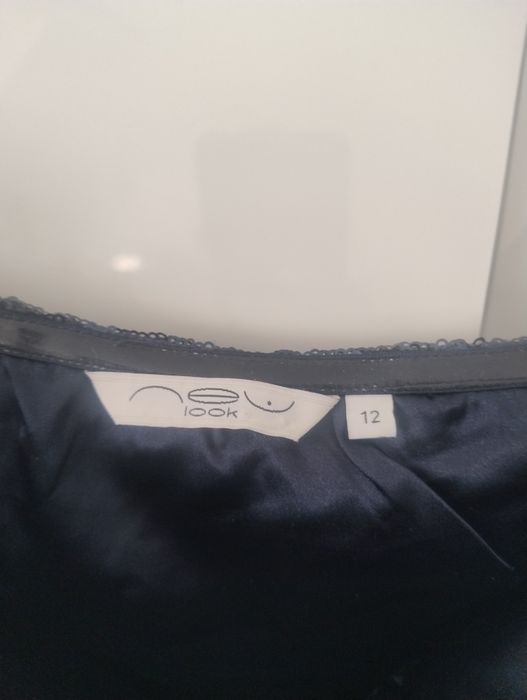 Sukienka zdobiona cekinami