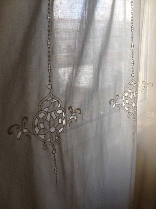 Cortinados cremes bordados
