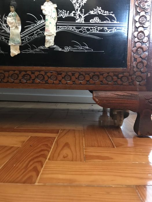 Arca chinesa madeira com relevo (rodinhas por baixo)