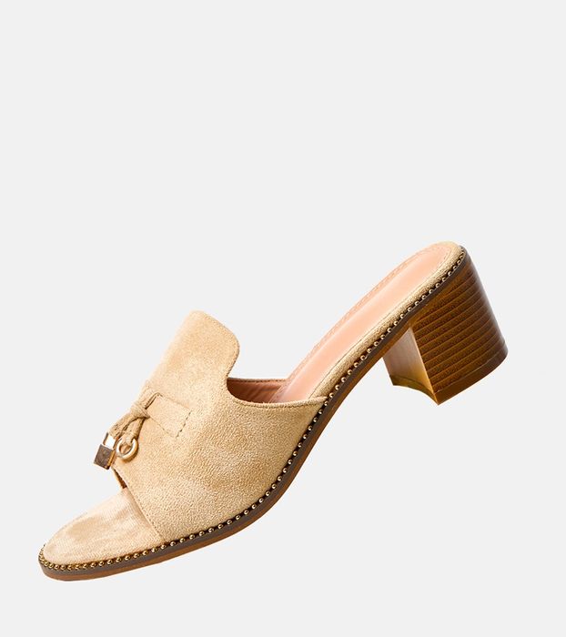 Beżowe klapki na słupku z ozdobą na pasku Gariend