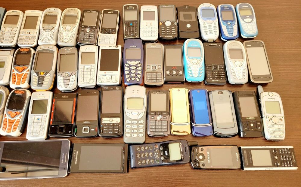 Zestaw starych telefonów komórkowych Nokia, Samsung, Siemens