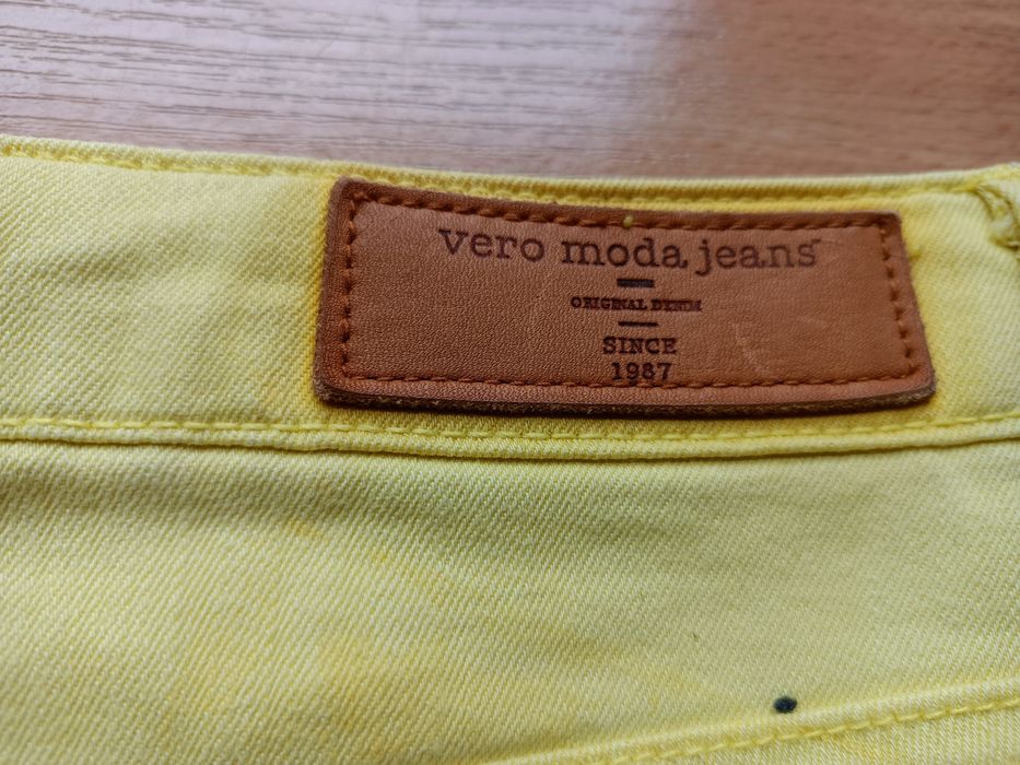 Cytrynowe spodenki Vero moda