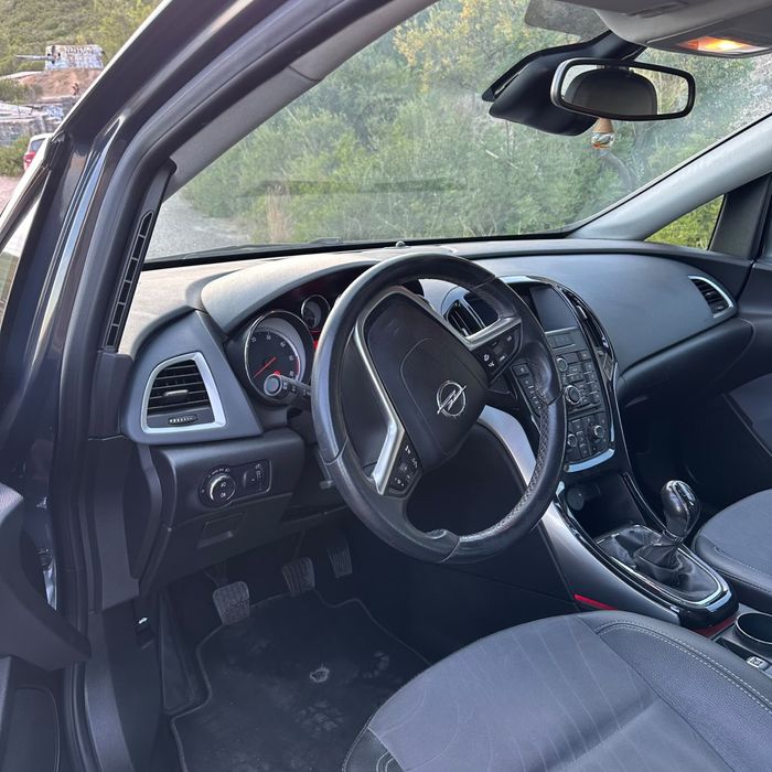 Opel astra j sports tourer — photo 5