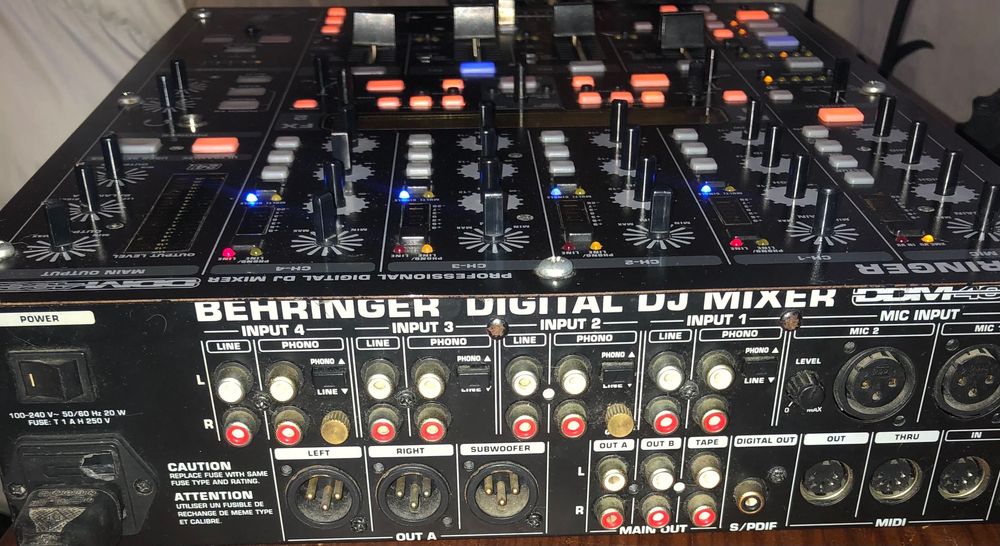 Vendo Mixer behringer ddm4000