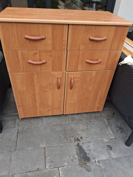 Komoda  szafka z szufladami.