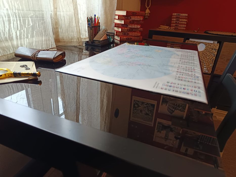 Secretária de escritório com tampo de vidro temperado.