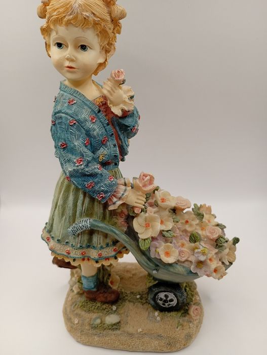 Figurka dziewczynka z taczką