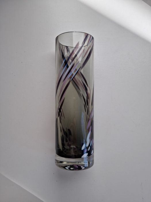 Szklany wazon w formie tuby