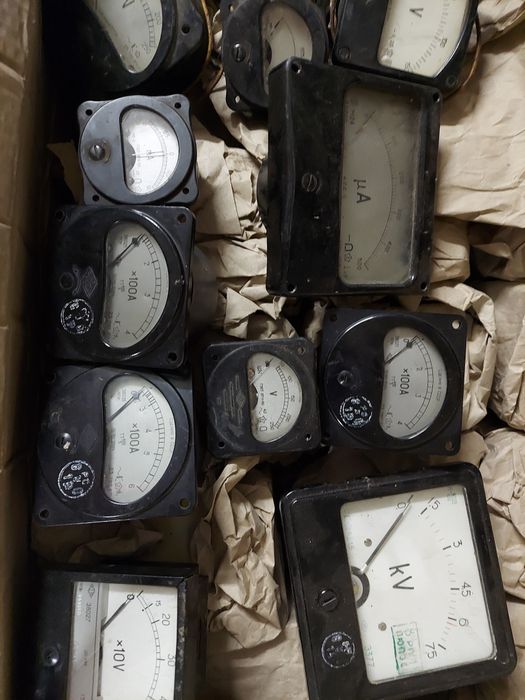 Вольтметры , амперметры , головки приборов ,  микроамперметры и т п .,