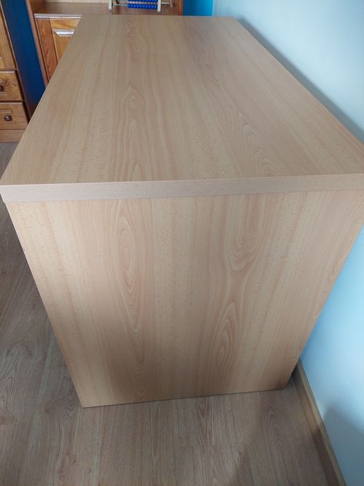 Secretária com gavetas azuis