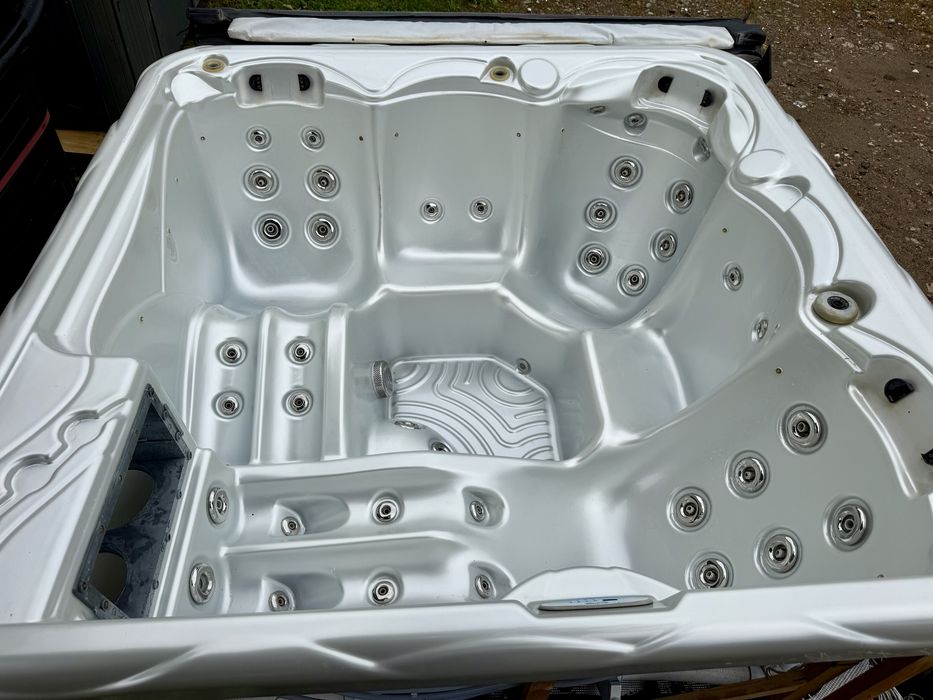 Jacuzzi Wellis  Balia wanna z hydromasażem wyprzedaż dostawa cały kraj