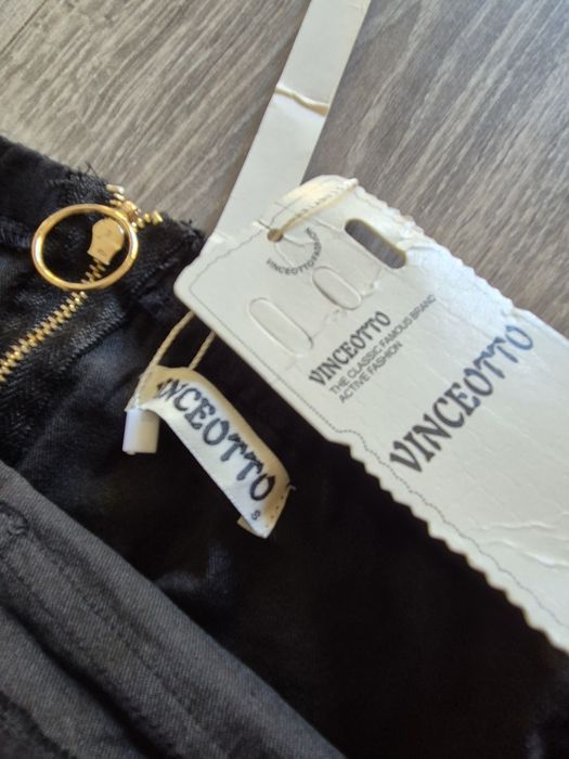Vestido Preto Justo com Cinto

Tem dois pequenos bolsos no peito
Fecho