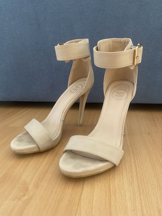 Sandałki na obcasie