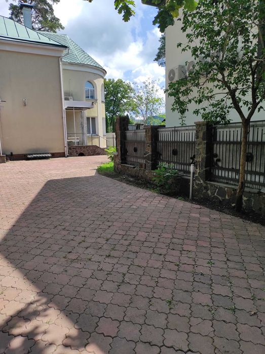 Парковка на  подвір'ї приватного будинку.