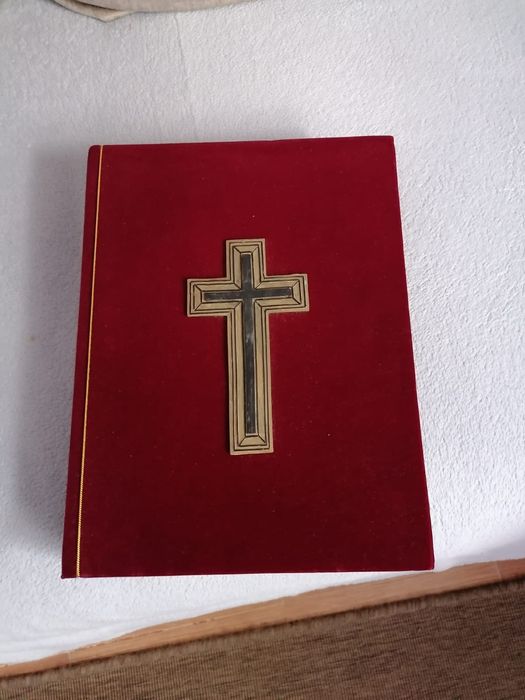 Escultura de resina em forma de missal