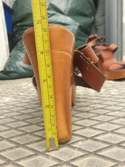 Sandália de salto alto