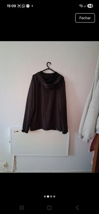 Casaco corta-vento com capucho