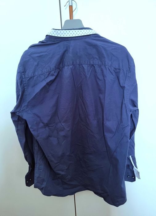 Camisa azul escura com detalhes com padrão Carlos Cordoba, 42 16 1/2
