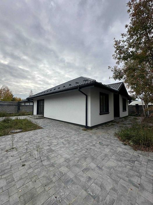 Одноповерховий будинок у лісовій частині Ворзеля