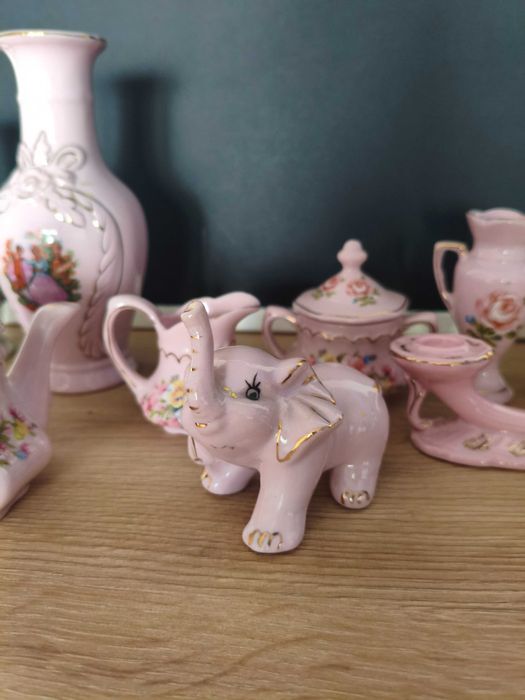 Zestaw miniatur kolekcjonerskich z różowej porcelany Czechy