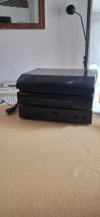 Aparelhagem de som/com giradiscos akai, e leitor de Cd marantz e amplificador Rotel,sem colunas.Vendo por se encontrar avariado e nao sei a razão