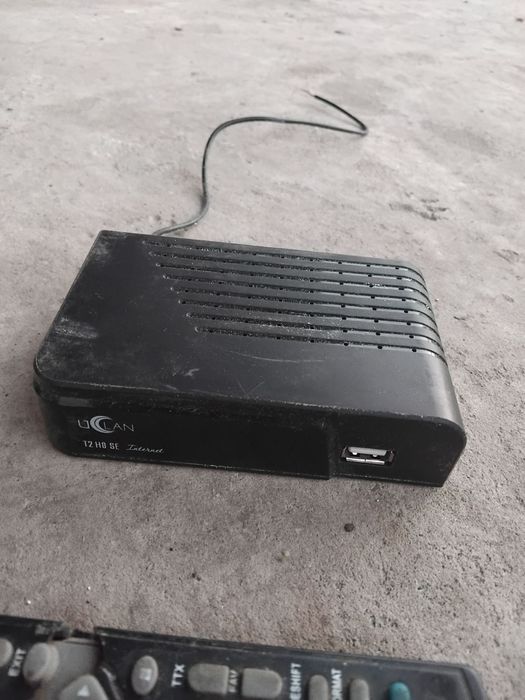 Цифровий ефірний тюнер UClan T2 HD SE Internet + (з дисплеєм)