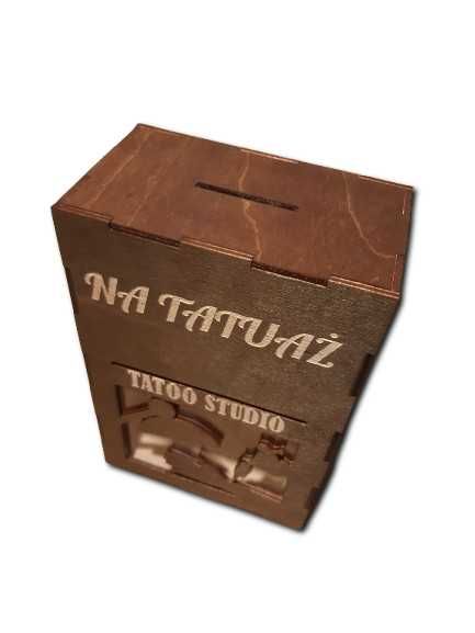 Skarbonka drewniana z okienkiem, zbieram na tatuaż, 18cm,grawer,kolory