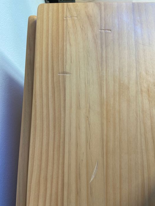 Mesa IKEA Piintorp Abas reabatív/pernas articuladas, na cor castanho claro com velatura.