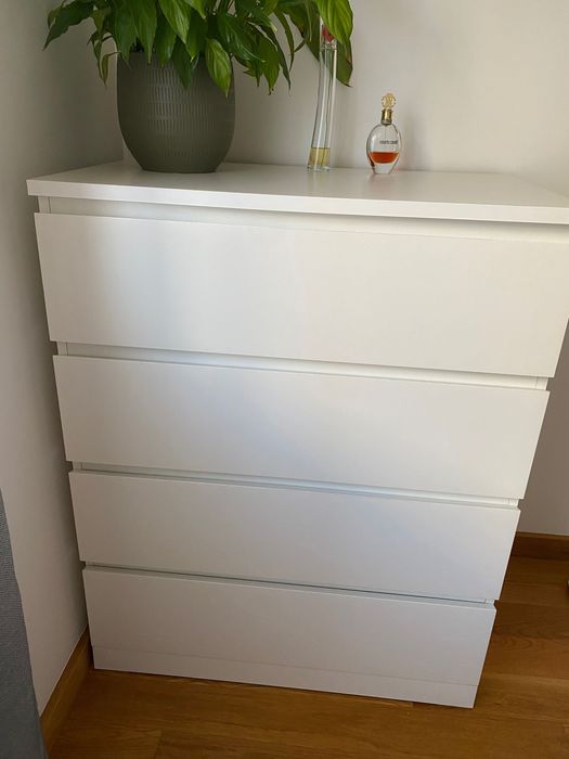 Conjunto MALM 2 cómodas 4 gavetas e 2 mesinhas de cabeceira brancas