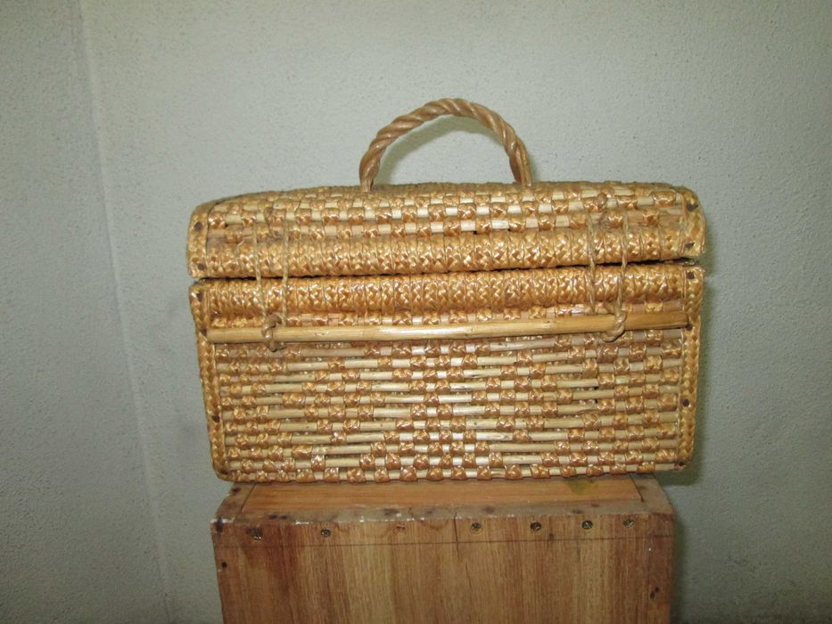 Pequena Cesta Fechada Antiga para Decoração